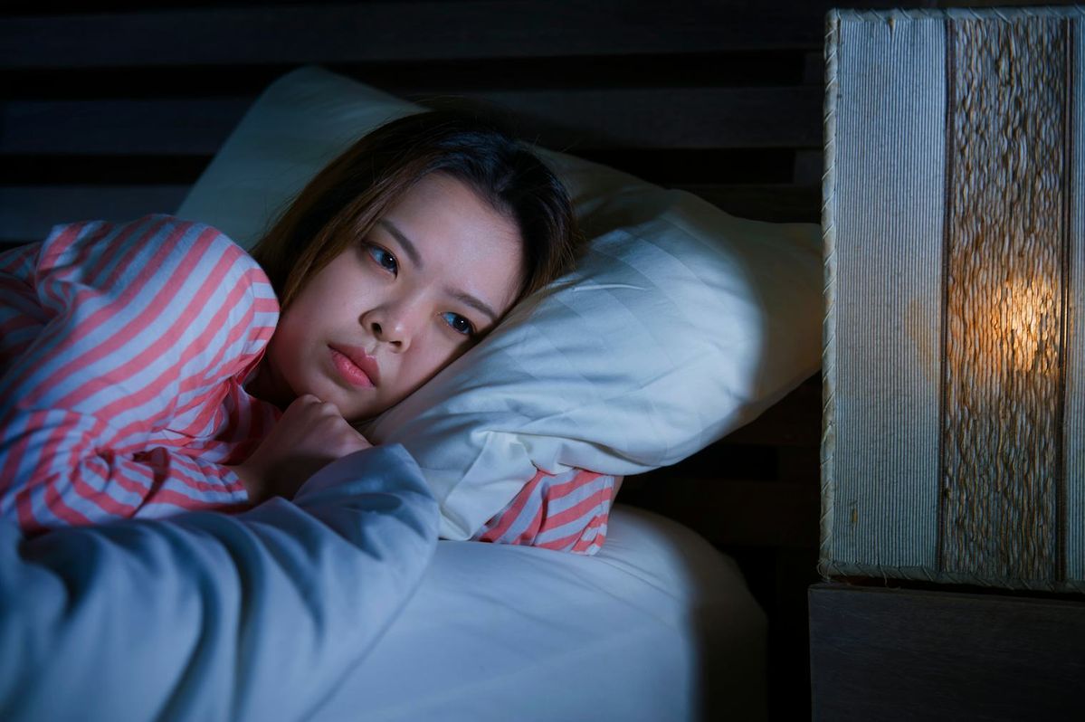 Thức Dậy Giữa Đêm Không Ngủ Lại Được: Nguyên Nhân, Tác Hại & Cách Khắc Phục Tận Gốc