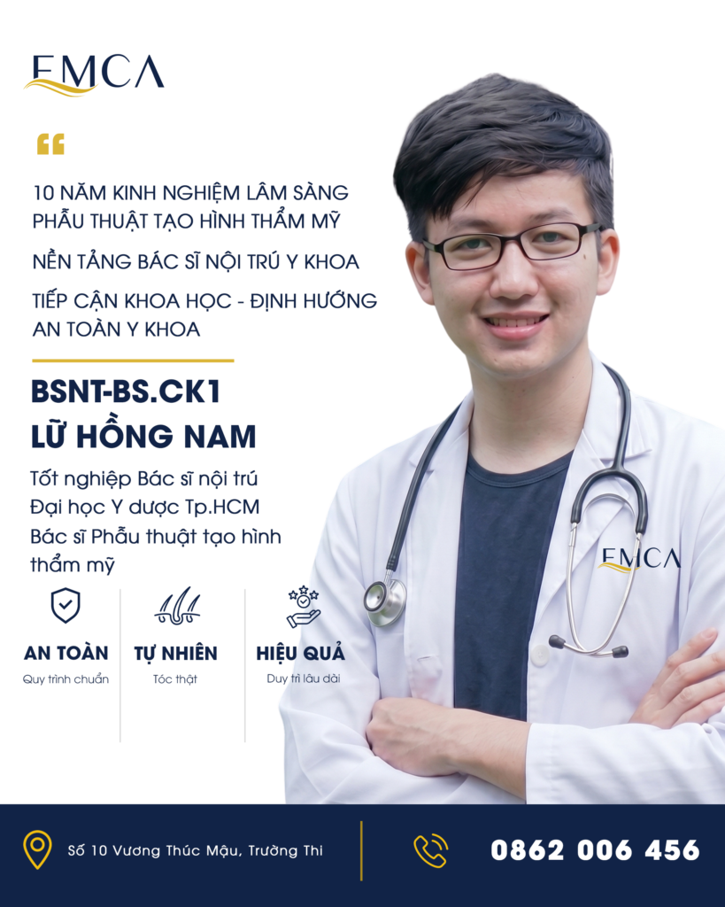 Bác sĩ tại phòng khám cấy tóc Nghệ An khám và tư vấn cho bệnh nhân