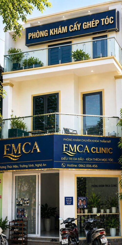 Bác sĩ cấy tóc trong phòng khám cấy tóc Vinh thăm khám cho bệnh nhân trước khi thực hiện thủ thuật