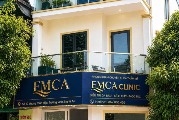 Bác sĩ cấy tóc trong phòng khám cấy tóc Vinh thăm khám cho bệnh nhân trước khi thực hiện thủ thuật
